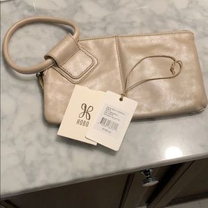 NWT HOBO Sable wristlet in Sandshelll